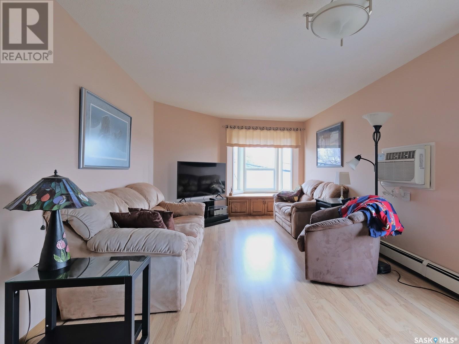 Photo 5 of 204 114 3rd Avenue E, Rosetown SK
