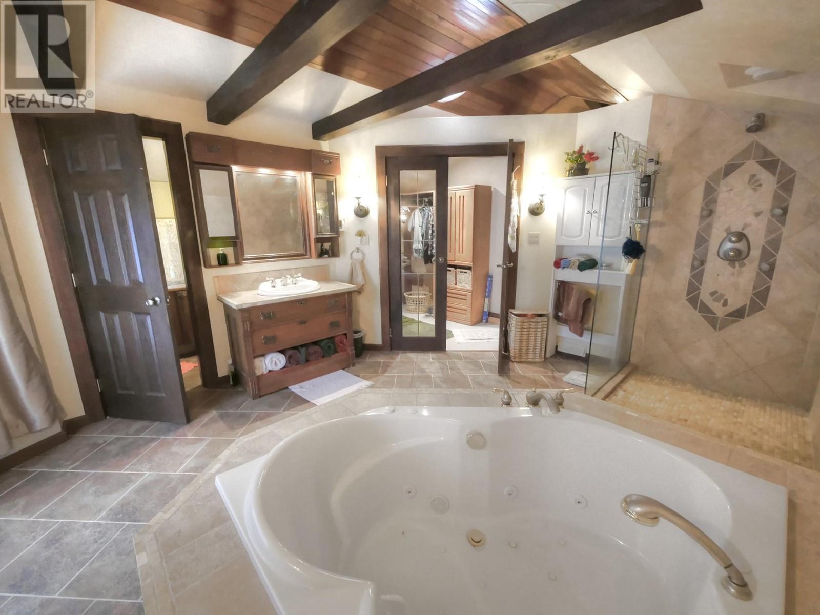  930 CHINA CREEK Road, Genelle