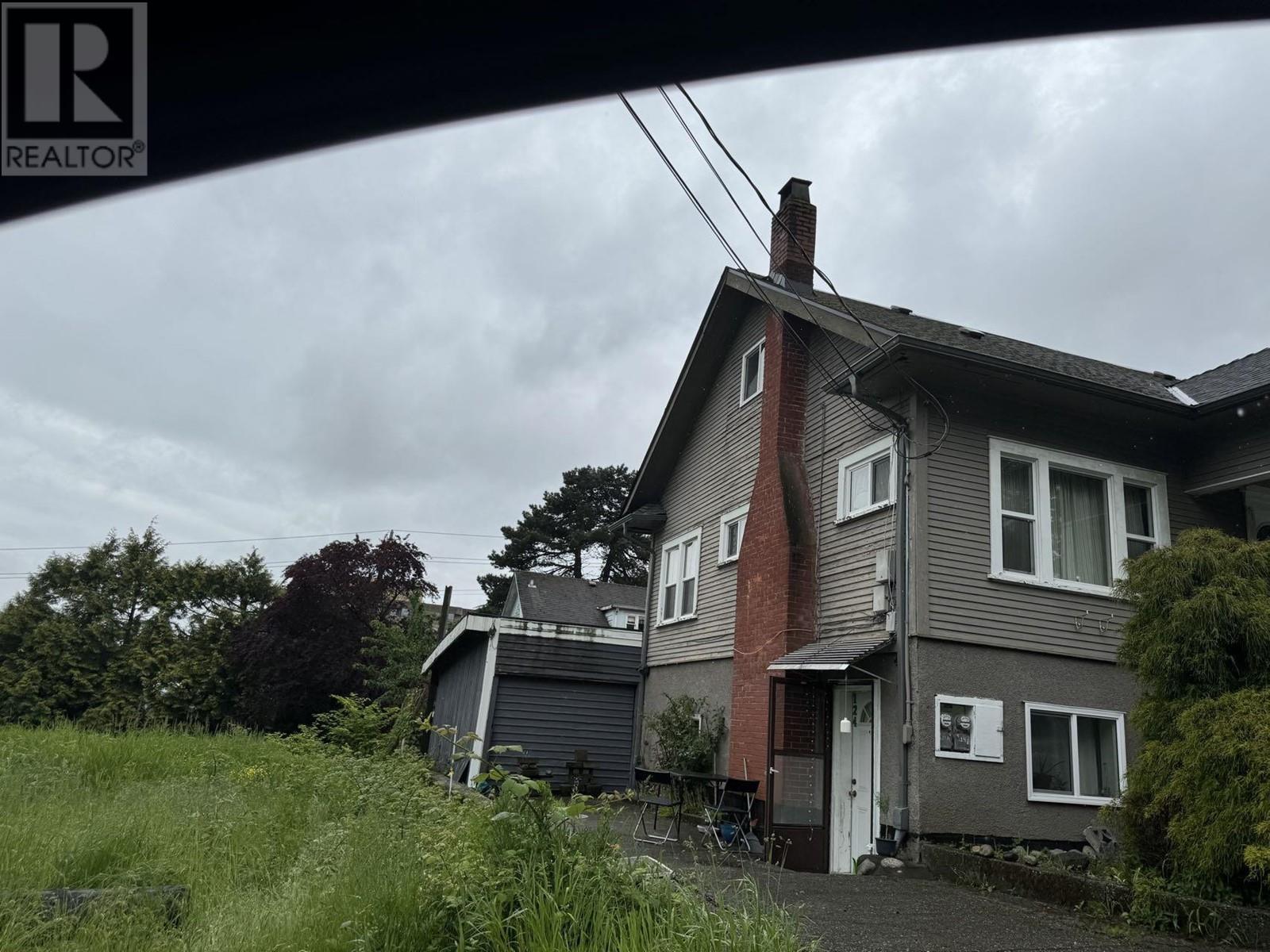 Photo 2 of 124 Mcinnes Street, New Westminster BC