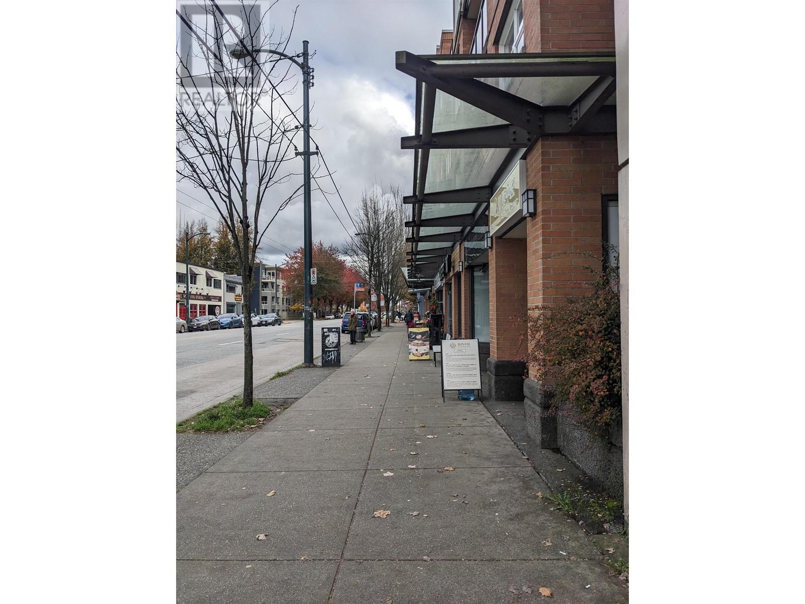 Photo 5 of 3652 W Broadway West, Vancouver BC