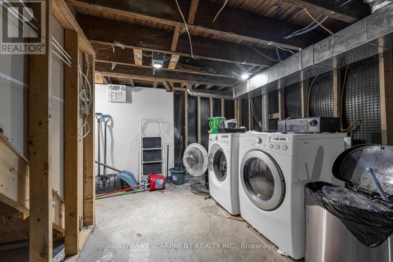 Photo 18 of 1261 Main Street E, Hamilton ON