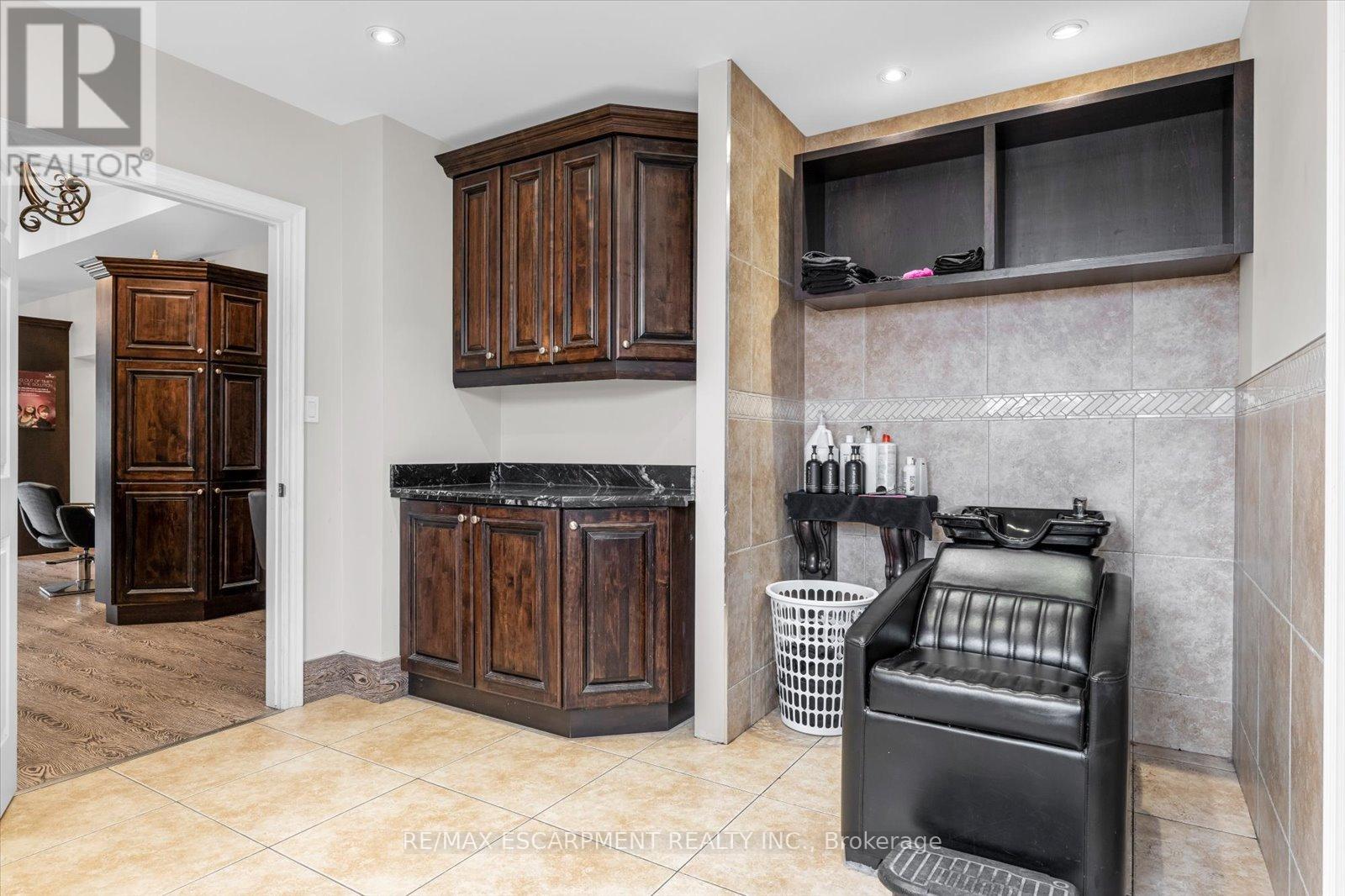 Photo 33 of 1261 Main Street E, Hamilton ON