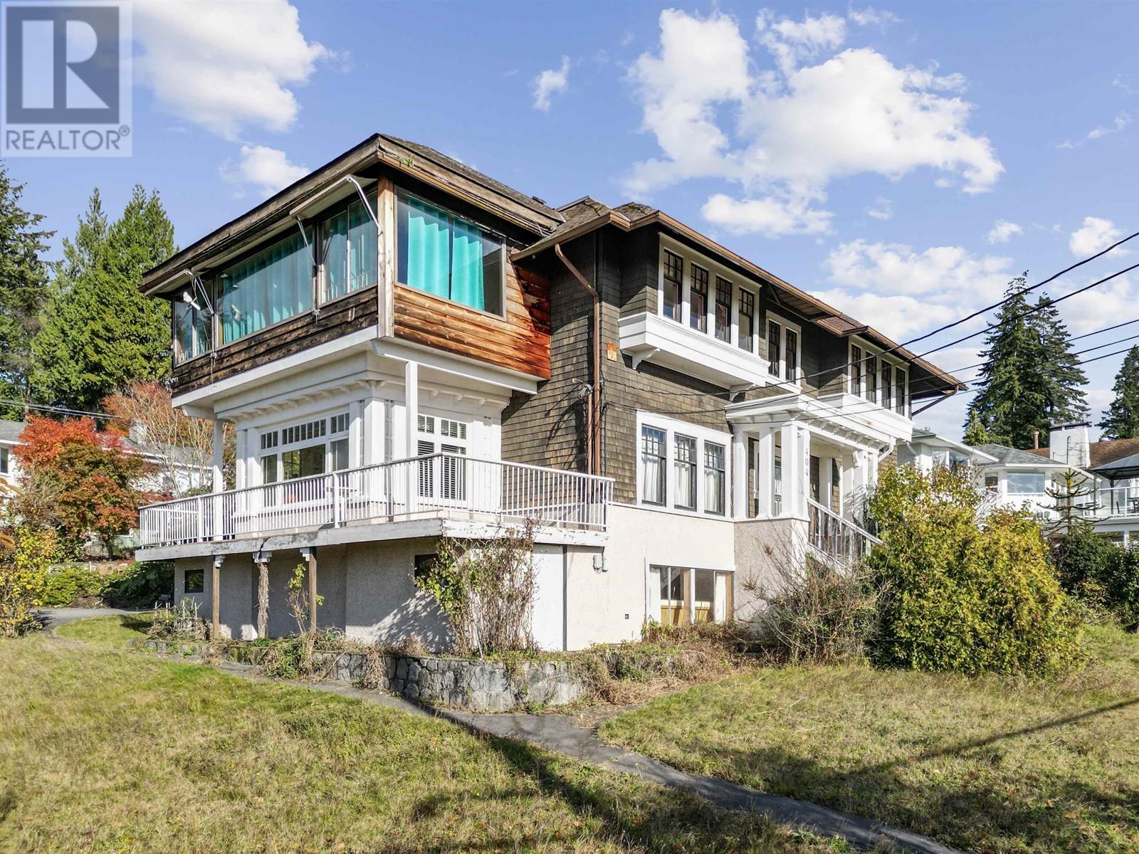 404 SOMERSET STREET, North Vancouver