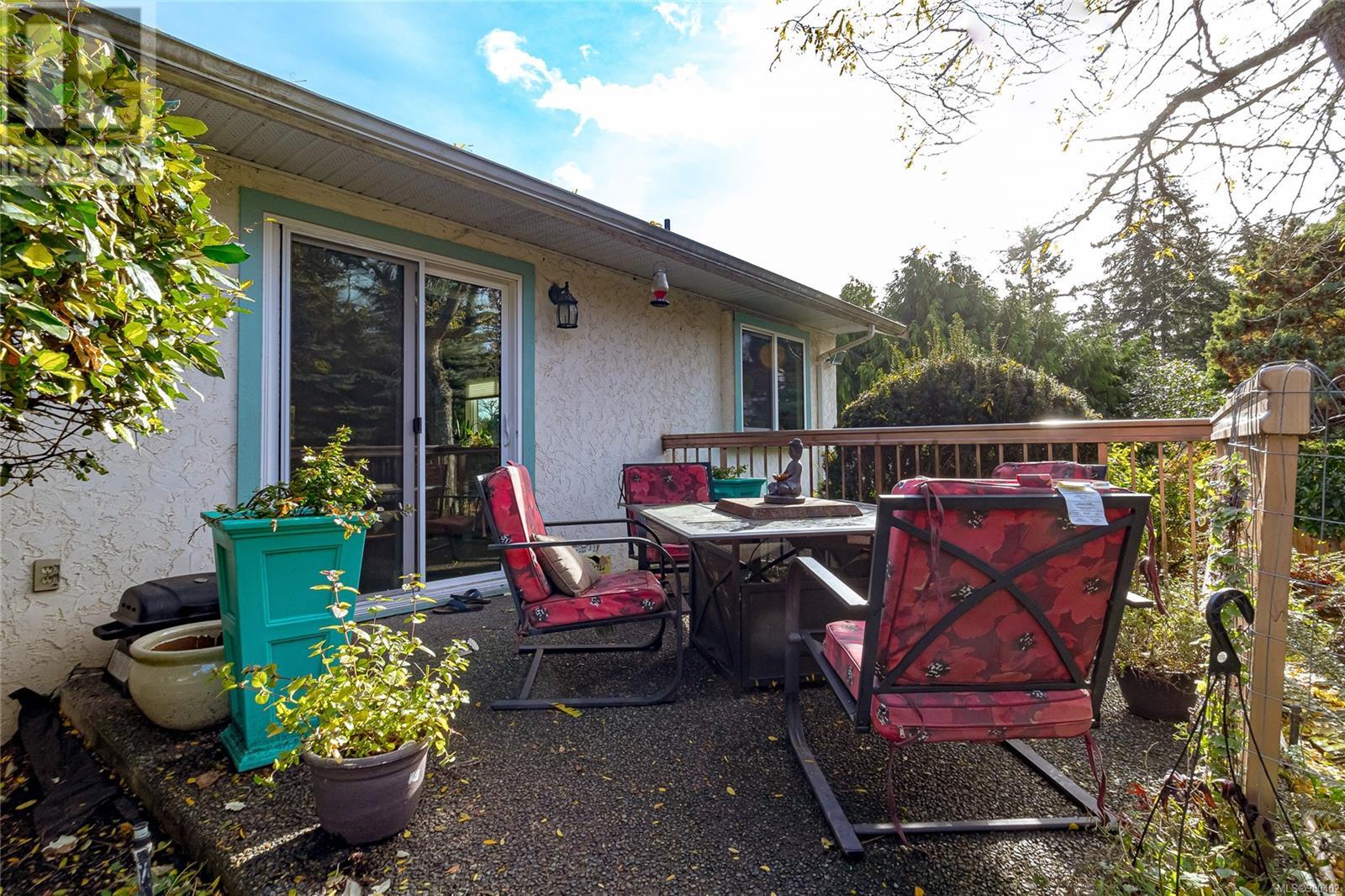 Single Family House for Sale in  Casa Linda Dr Saanich 