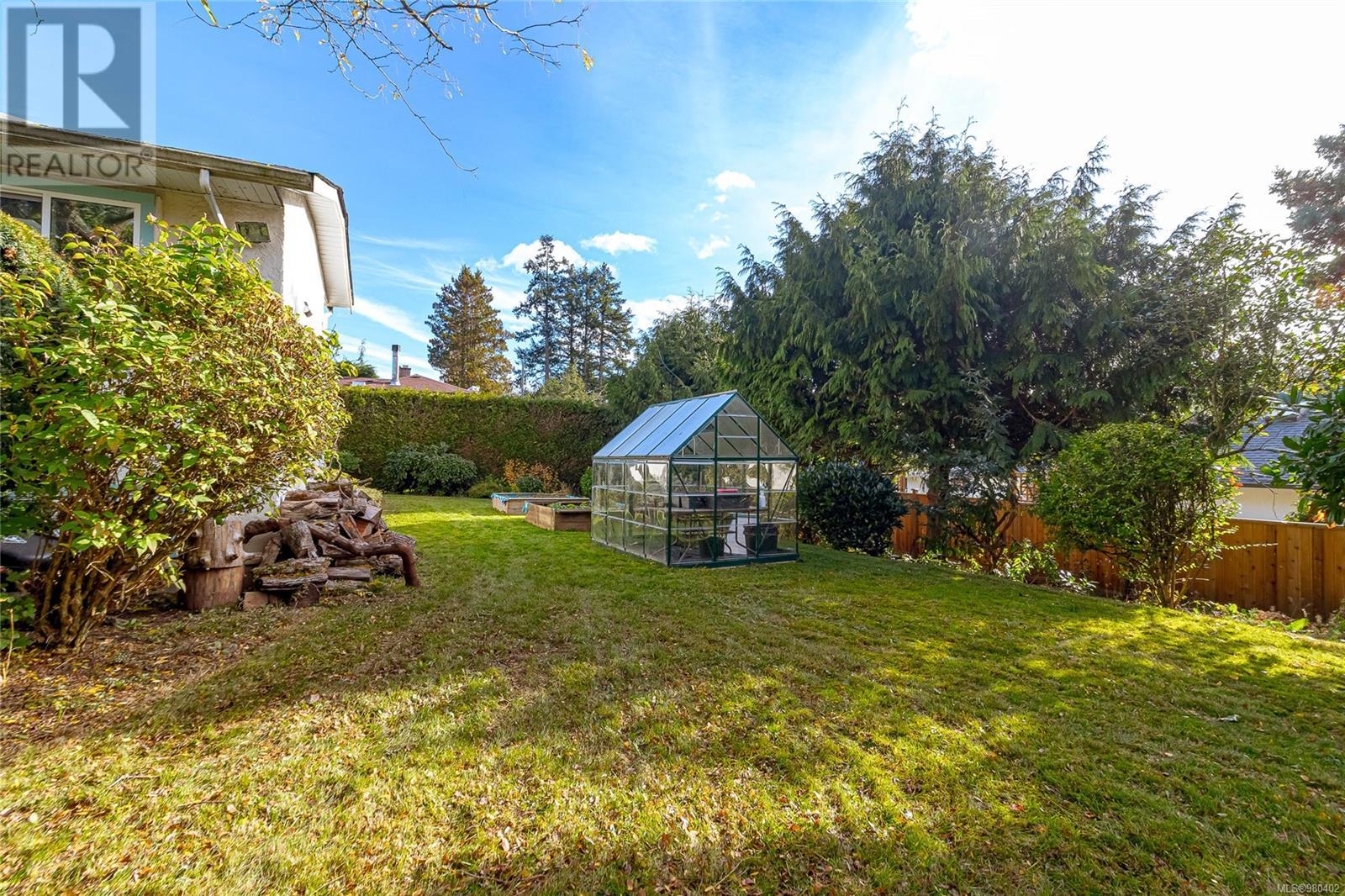 Single Family House for Sale in  Casa Linda Dr Saanich 