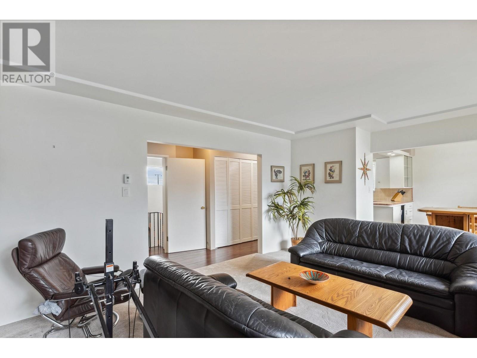 Photo 5 of 4044 Parker Street, Burnaby BC