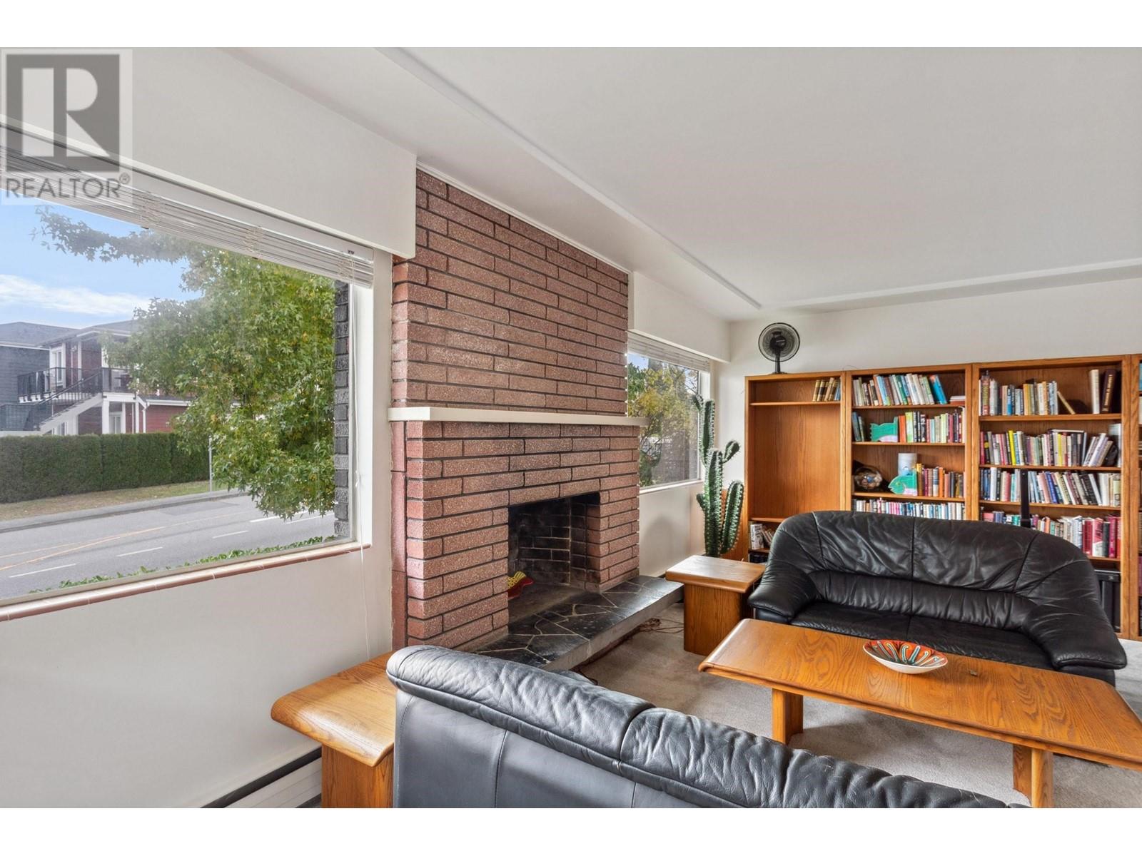 Photo 4 of 4044 Parker Street, Burnaby BC