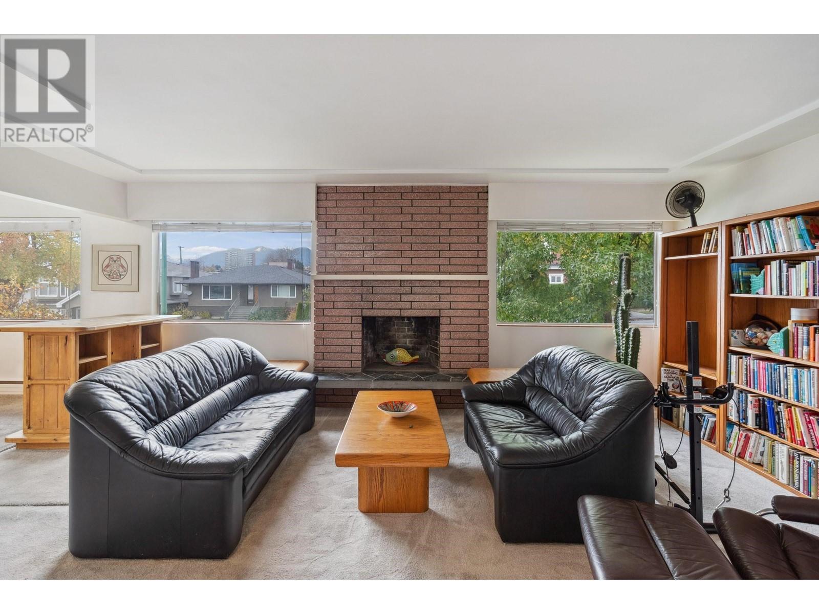 Photo 3 of 4044 Parker Street, Burnaby BC