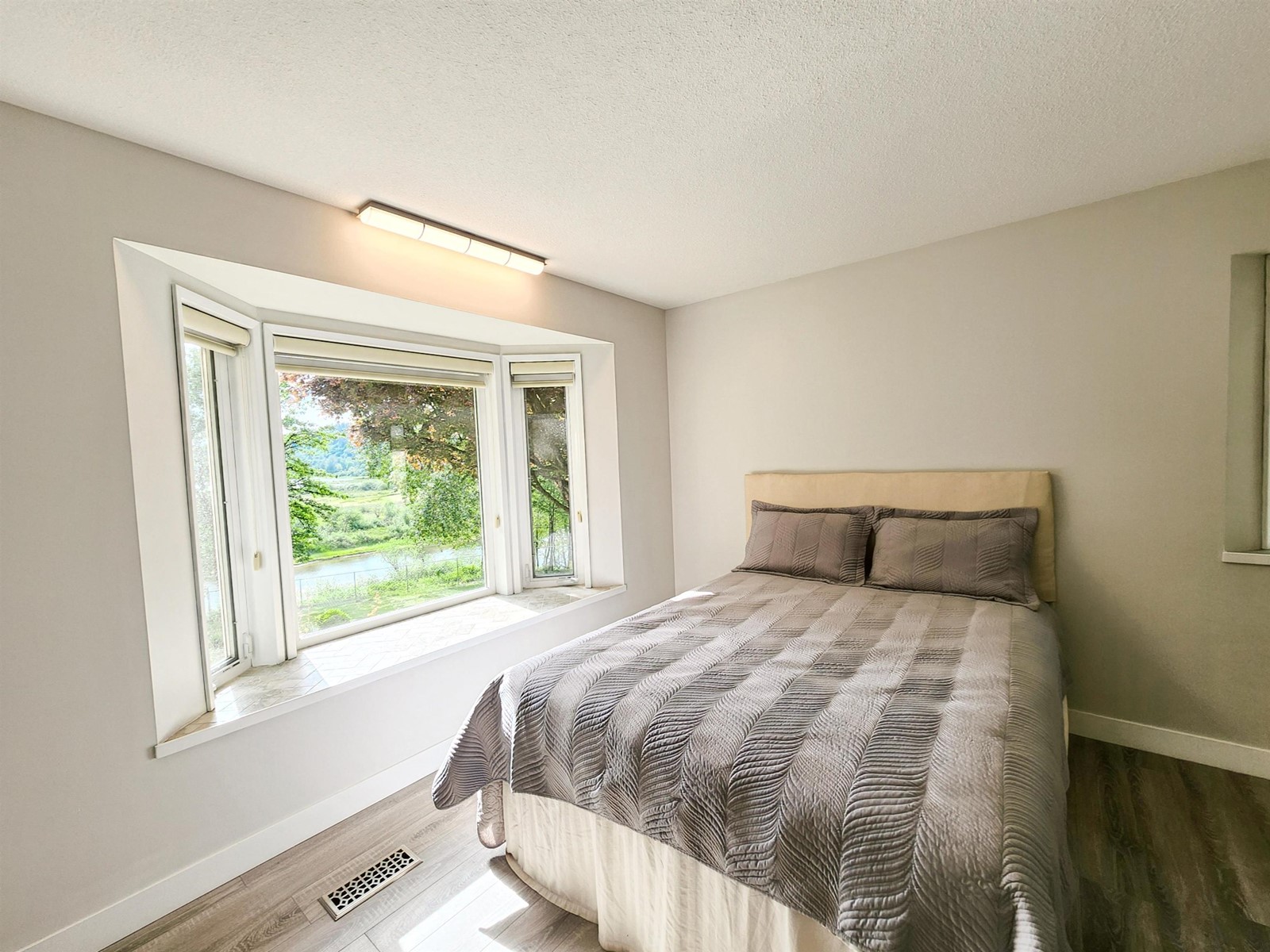 10216 HAYWARD STREET, Mission