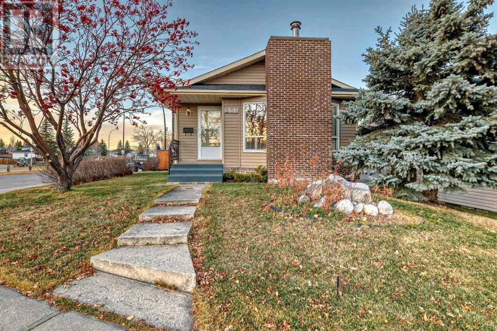 Single Family House Bungalow for Sale in  SHAWGLEN Road SW Shawnessy Calgary 