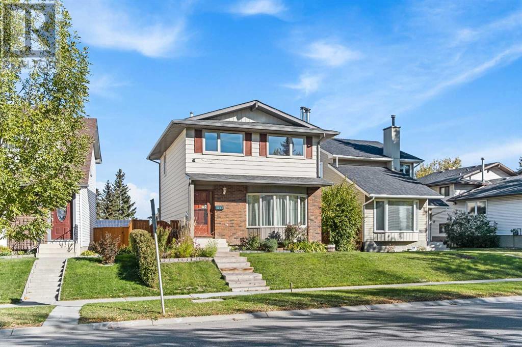 Single Family House for Sale in  Berkley Drive NW Beddington Heights Calgary 