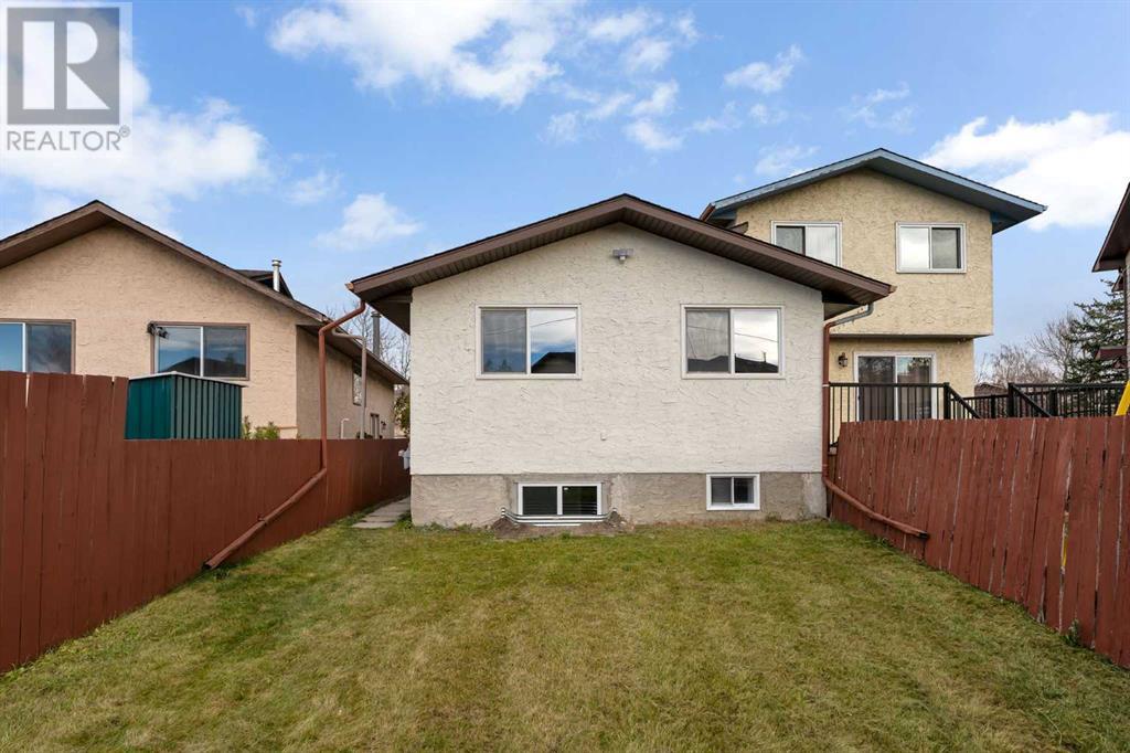 Single Family House Bi-level for Sale in  Bermuda Drive NW Beddington Heights Calgary 