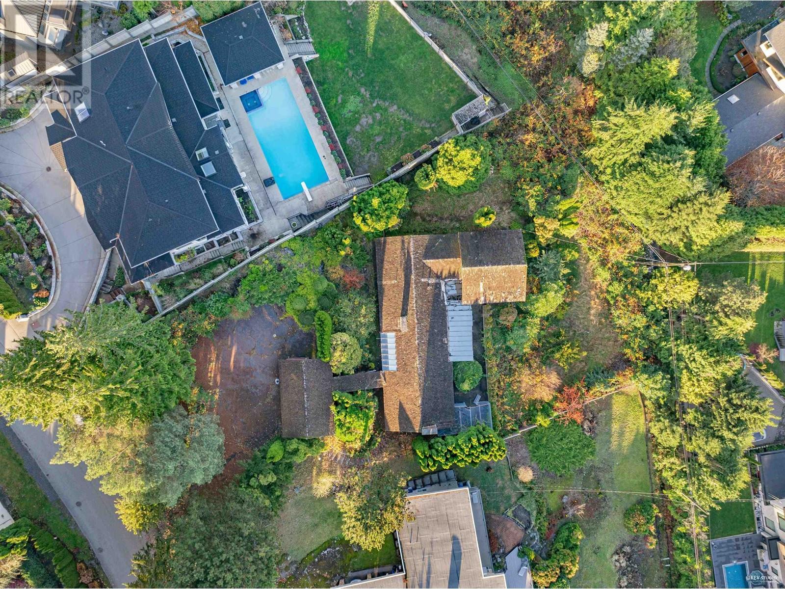 1094 HILLSIDE ROAD, West Vancouver