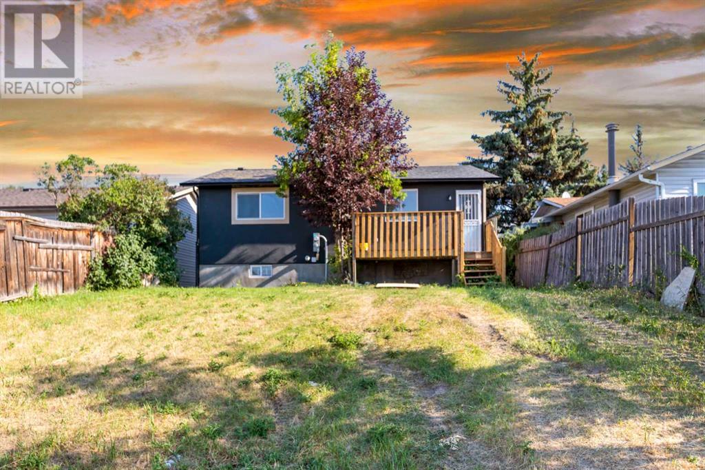 Single Family House Bi-level for Sale in  rudlecairn Road NE Rundle Calgary 