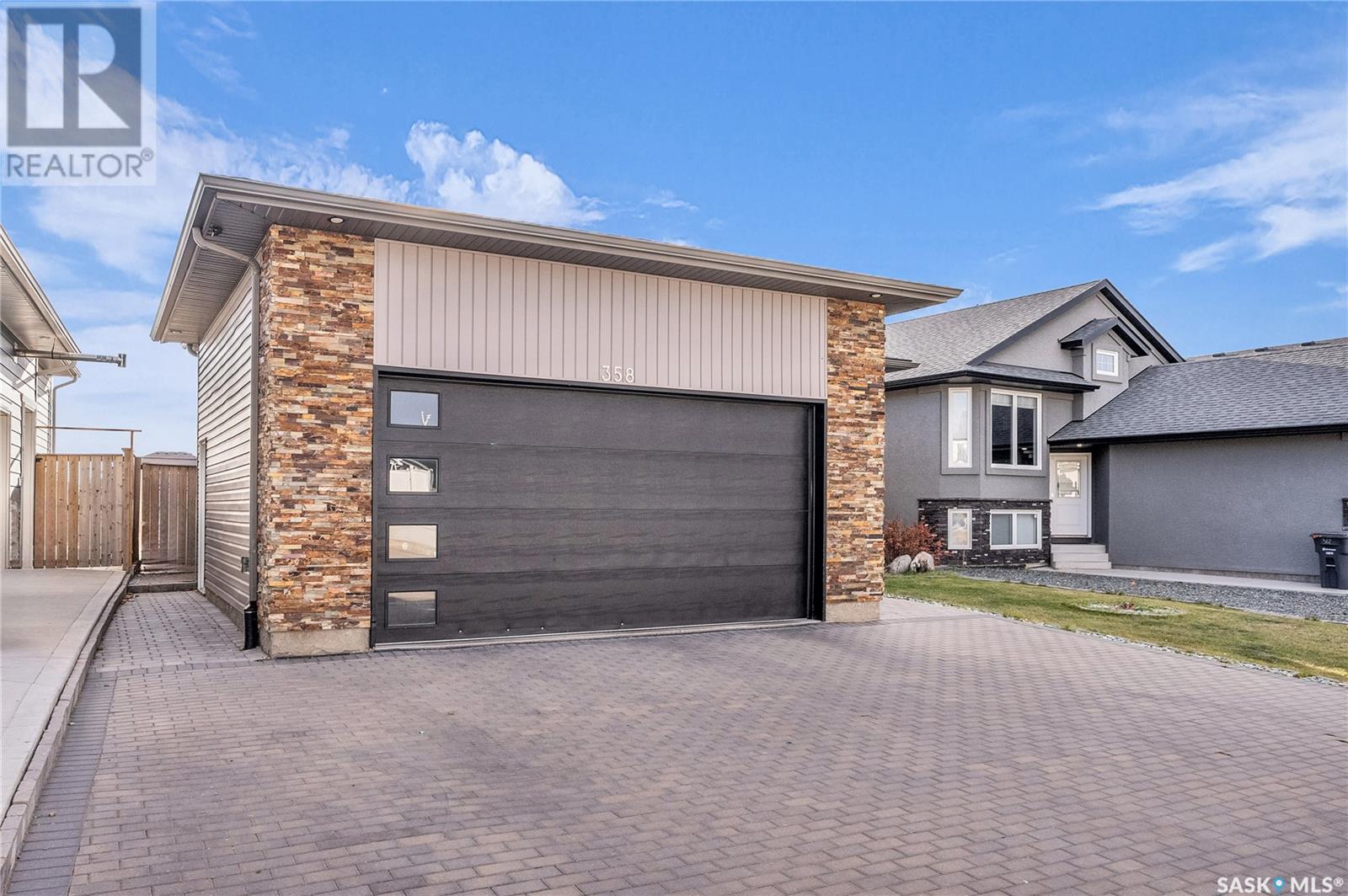 Single Family House Raised bungalow for Sale in  Arscott CRESCENT Saskatoon 