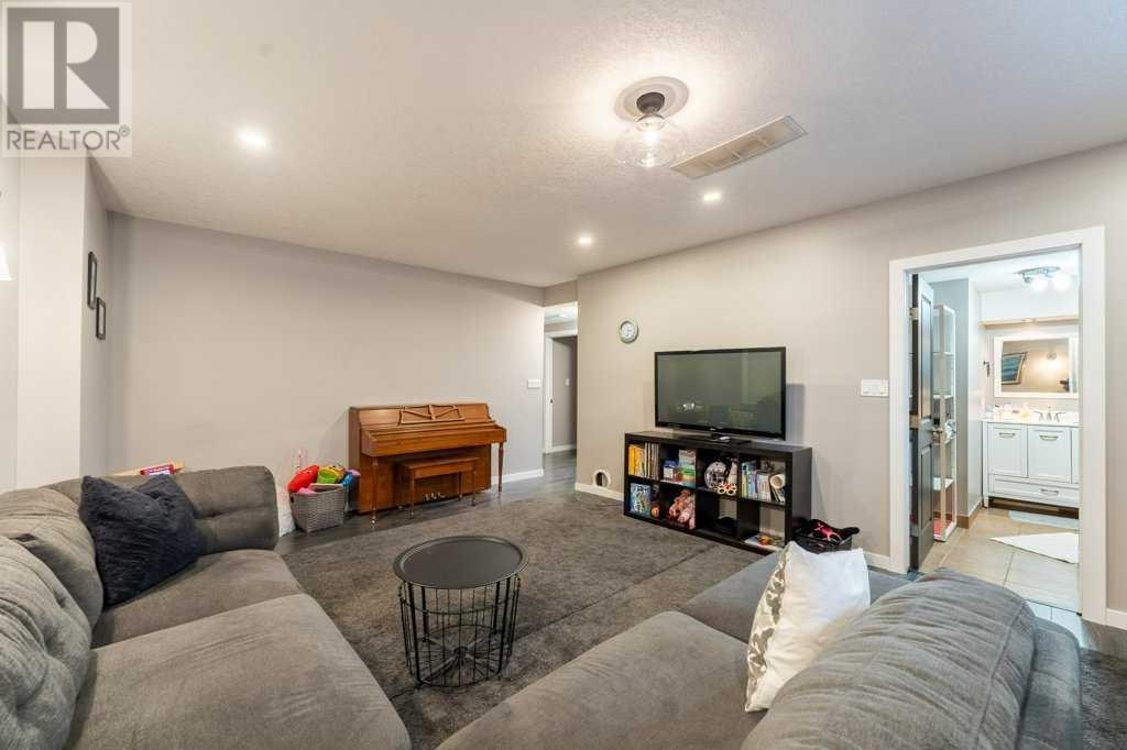 Single Family House Bi-level for Sale in  Bedford Circle NE Beddington Heights Calgary 