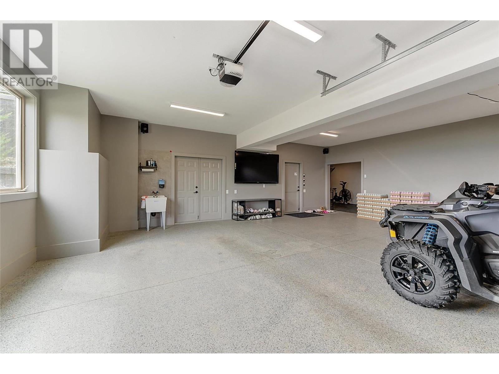  1520 Vineyard Drive, West Kelowna