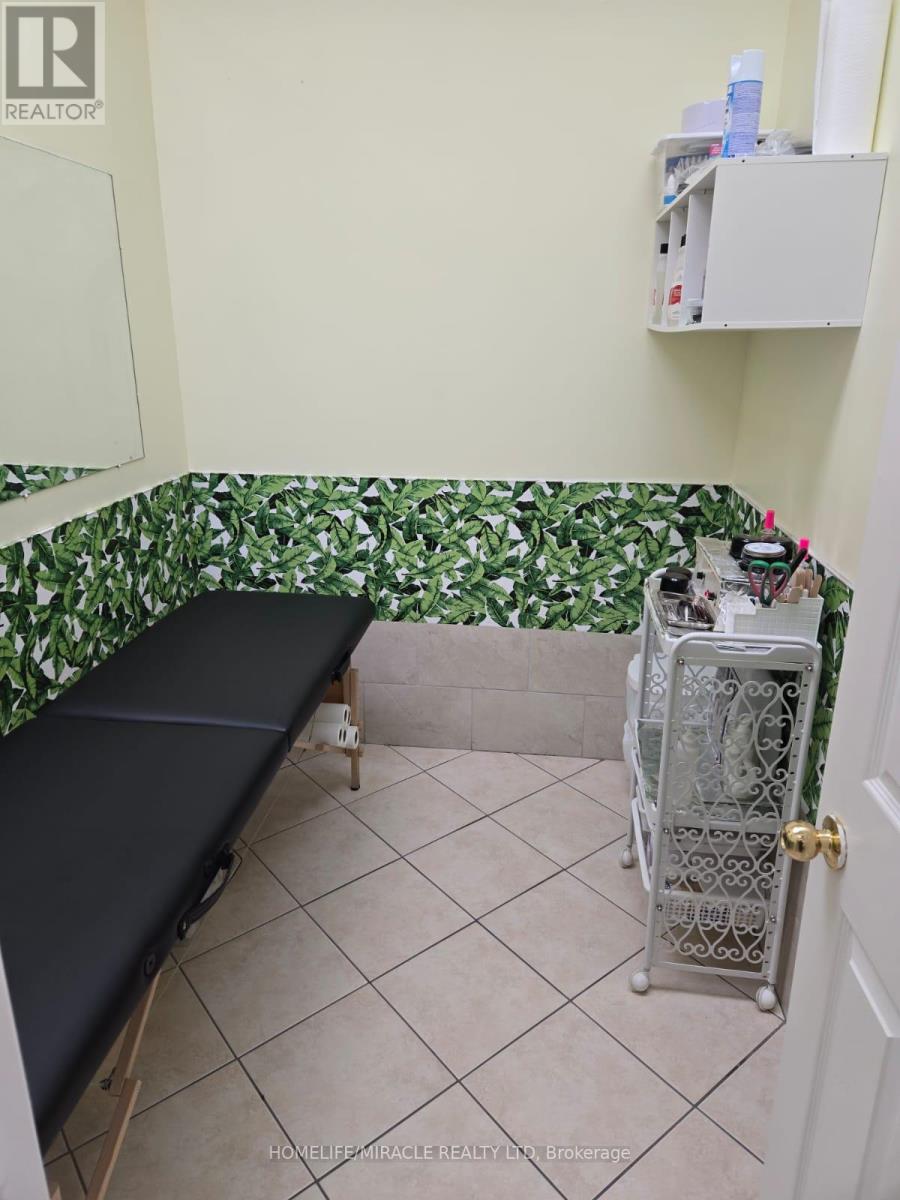 Photo 14 of 16 9688 Leslie Street, Richmond Hill ON