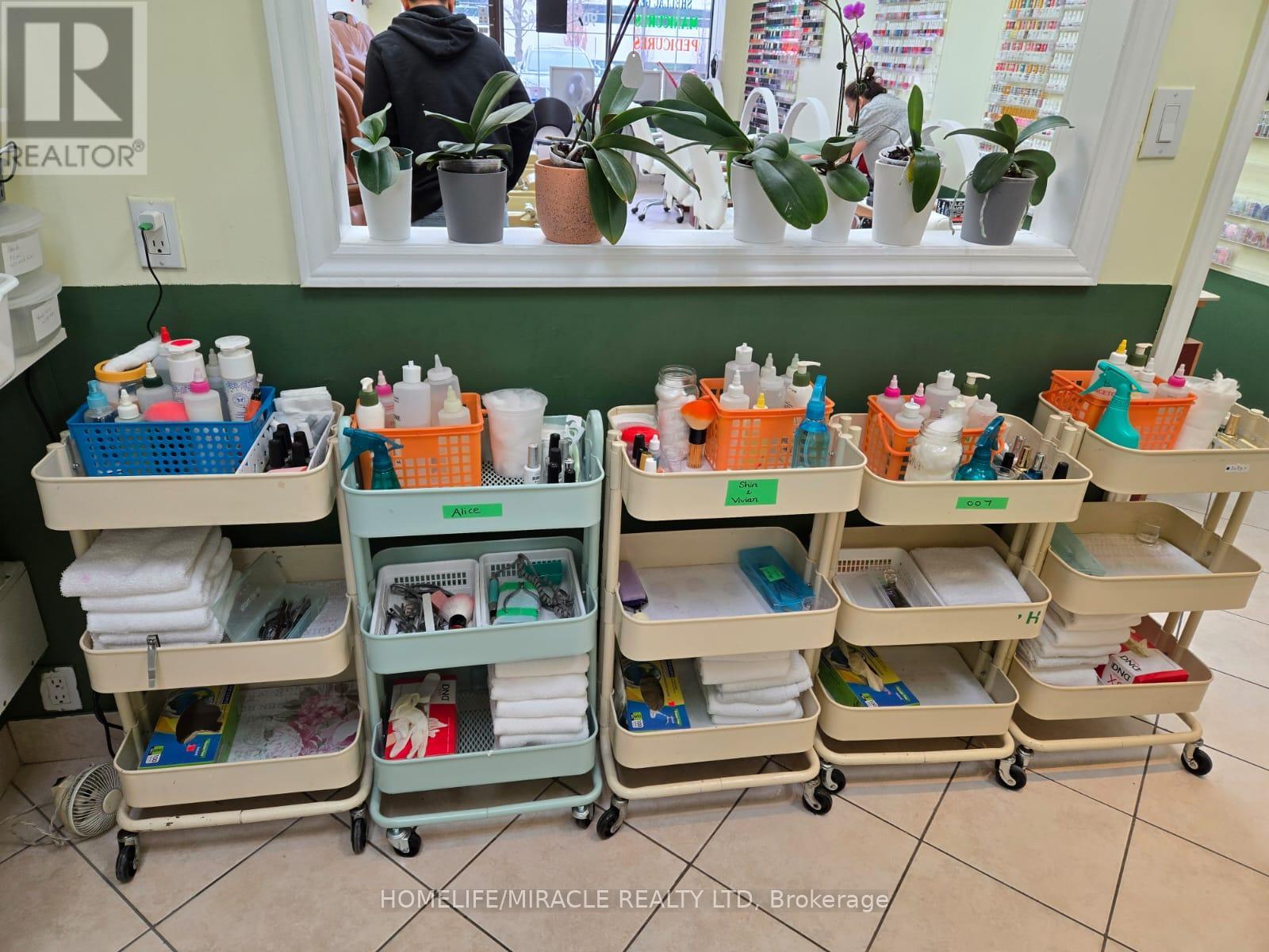 Photo 10 of 16 9688 Leslie Street, Richmond Hill ON