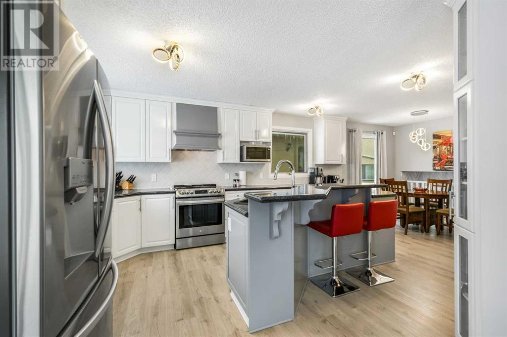 Single Family House 4 Level for Sale in  Shawcliffe Circle SW Shawnessy Calgary 