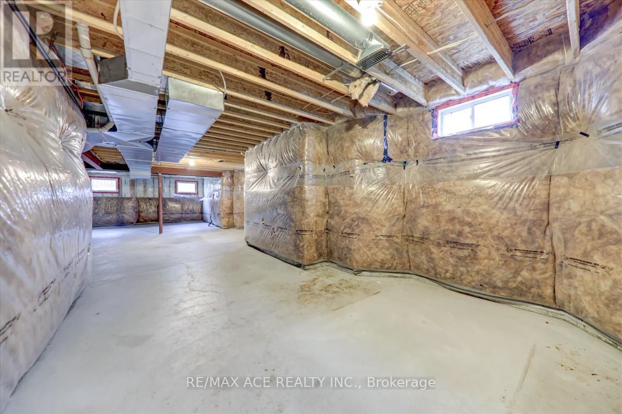 Photo 35 of 114 Noden Crescent, Clarington ON
