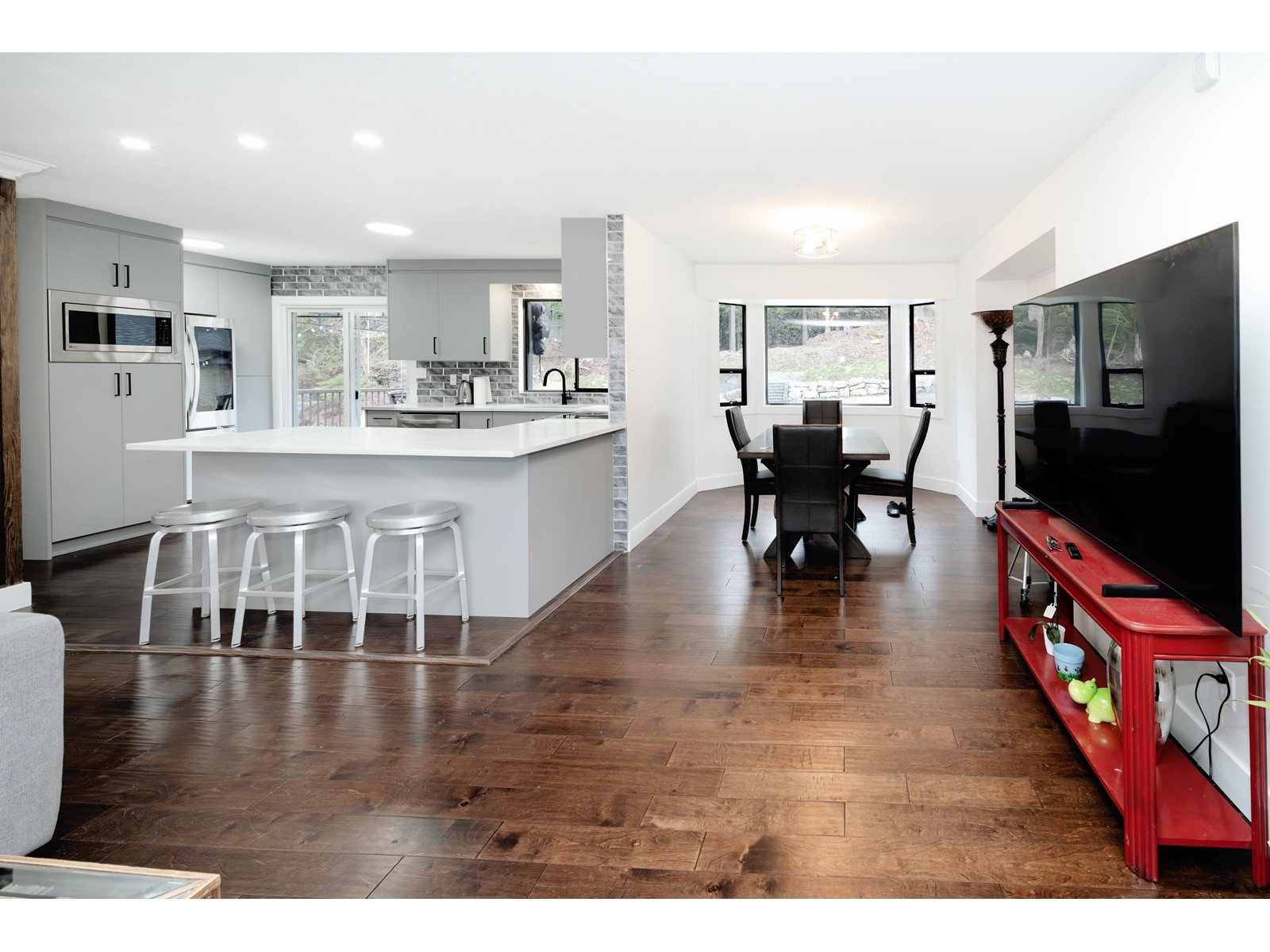 Photo 3 of 32555 Richards Avenue, Mission BC