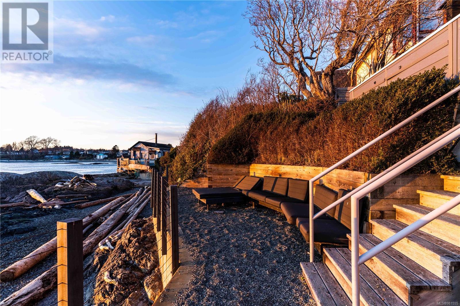 Photo 29 of 2086 Marne St, Oak Bay BC