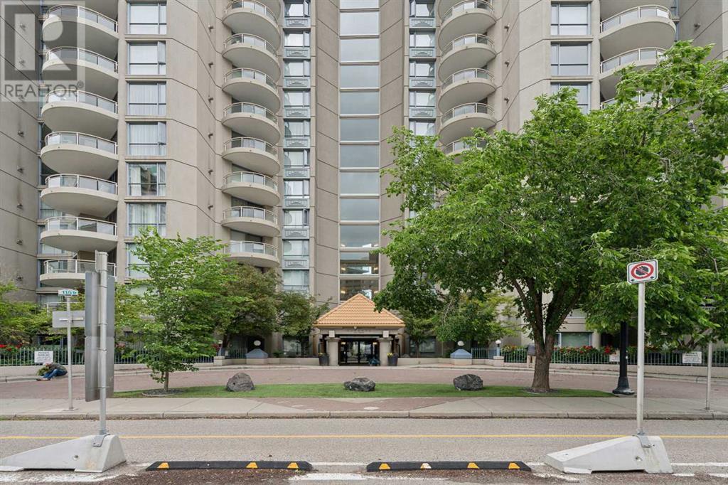 Single Family House High rise for Sale in    Avenue SW Eau Claire Calgary 