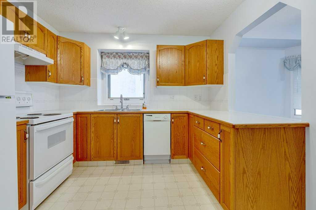 Single Family House Bungalow for Sale in  Liberty Close Lincoln Park Lacombe 