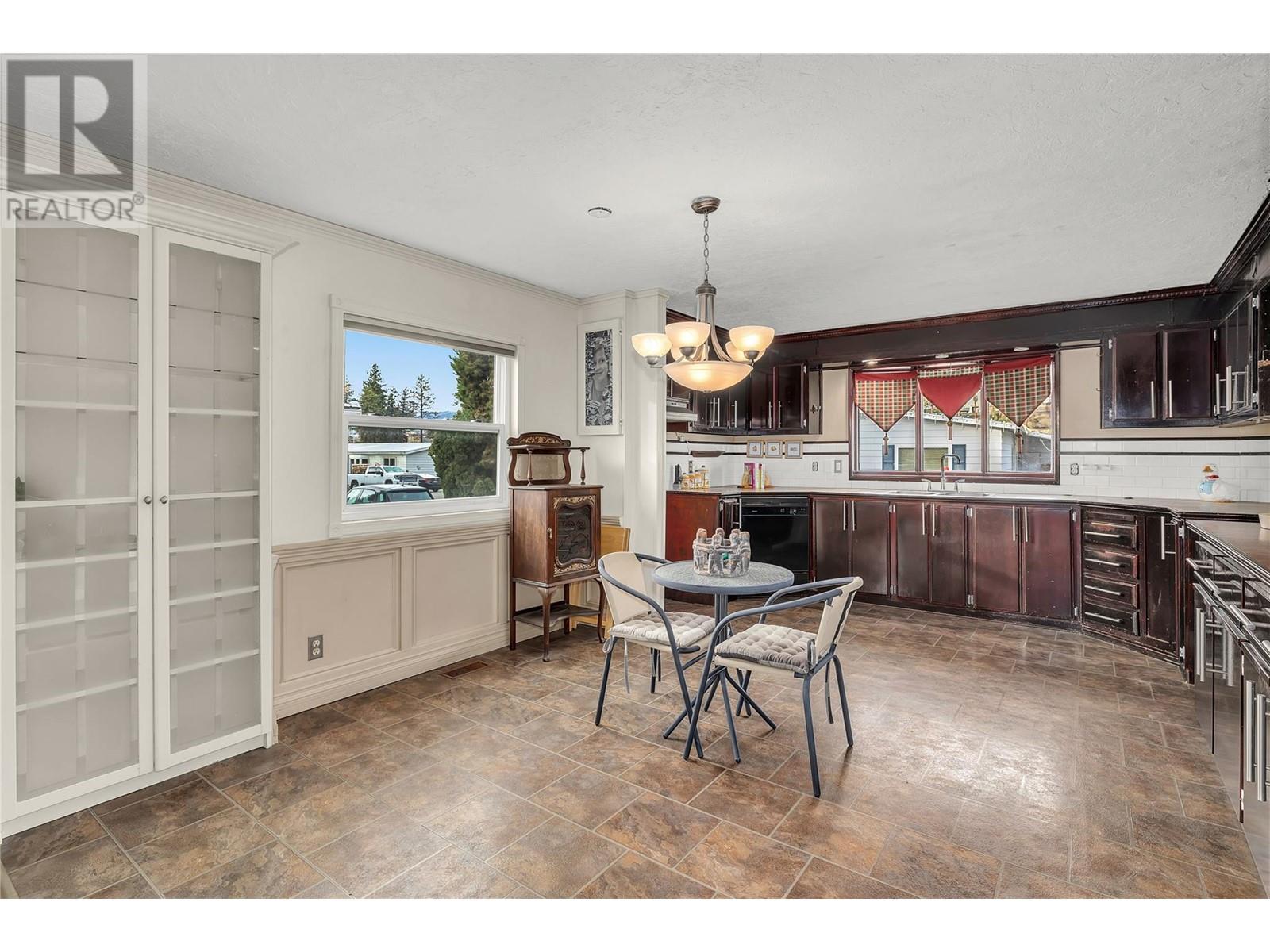 221 1999 97 Highway South, Westbank