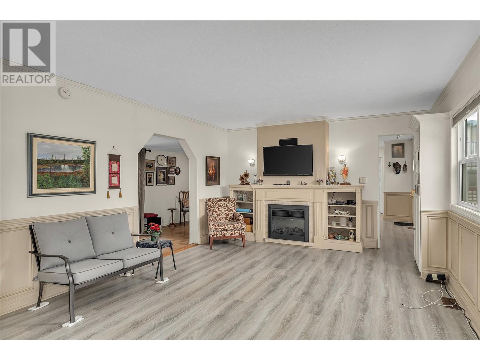 221 1999 97 Highway South, Westbank