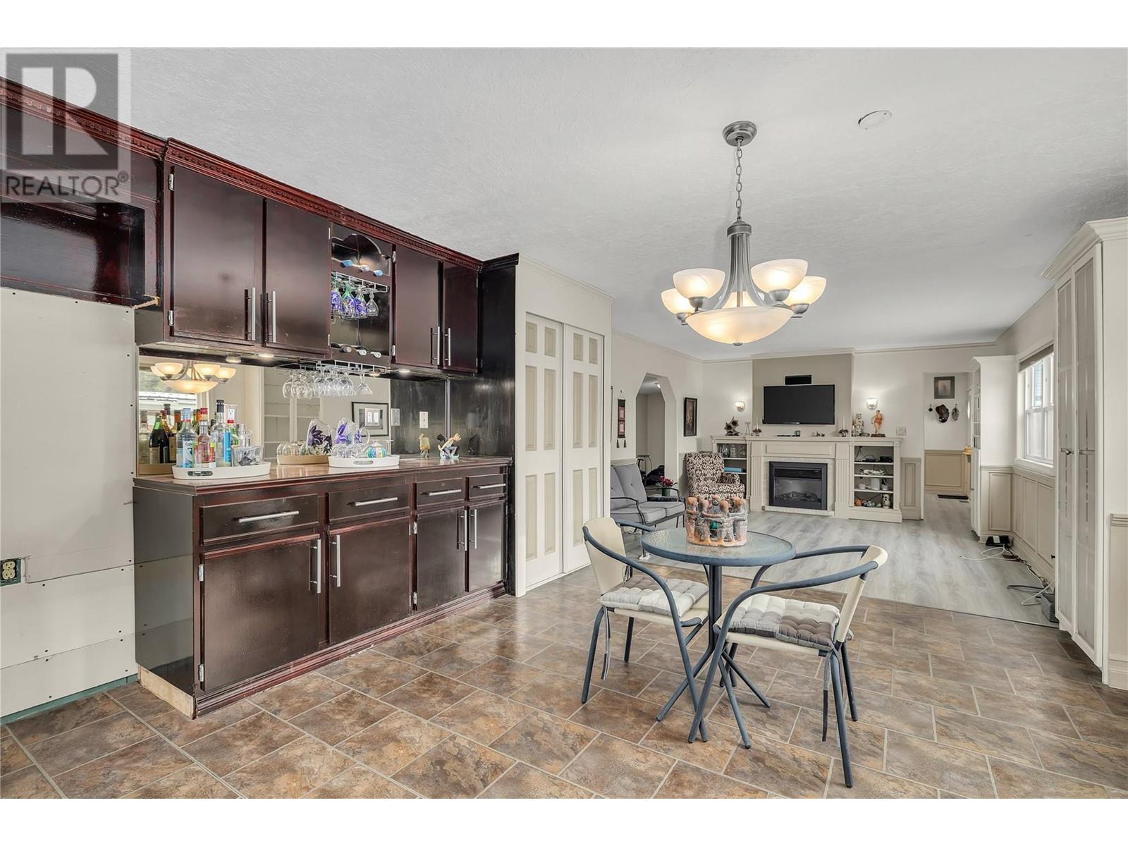 221 1999 97 Highway South, Westbank