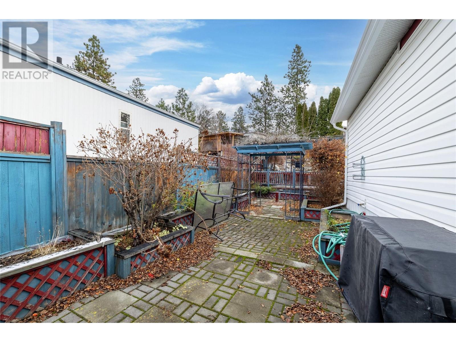 221 1999 97 Highway South, Westbank