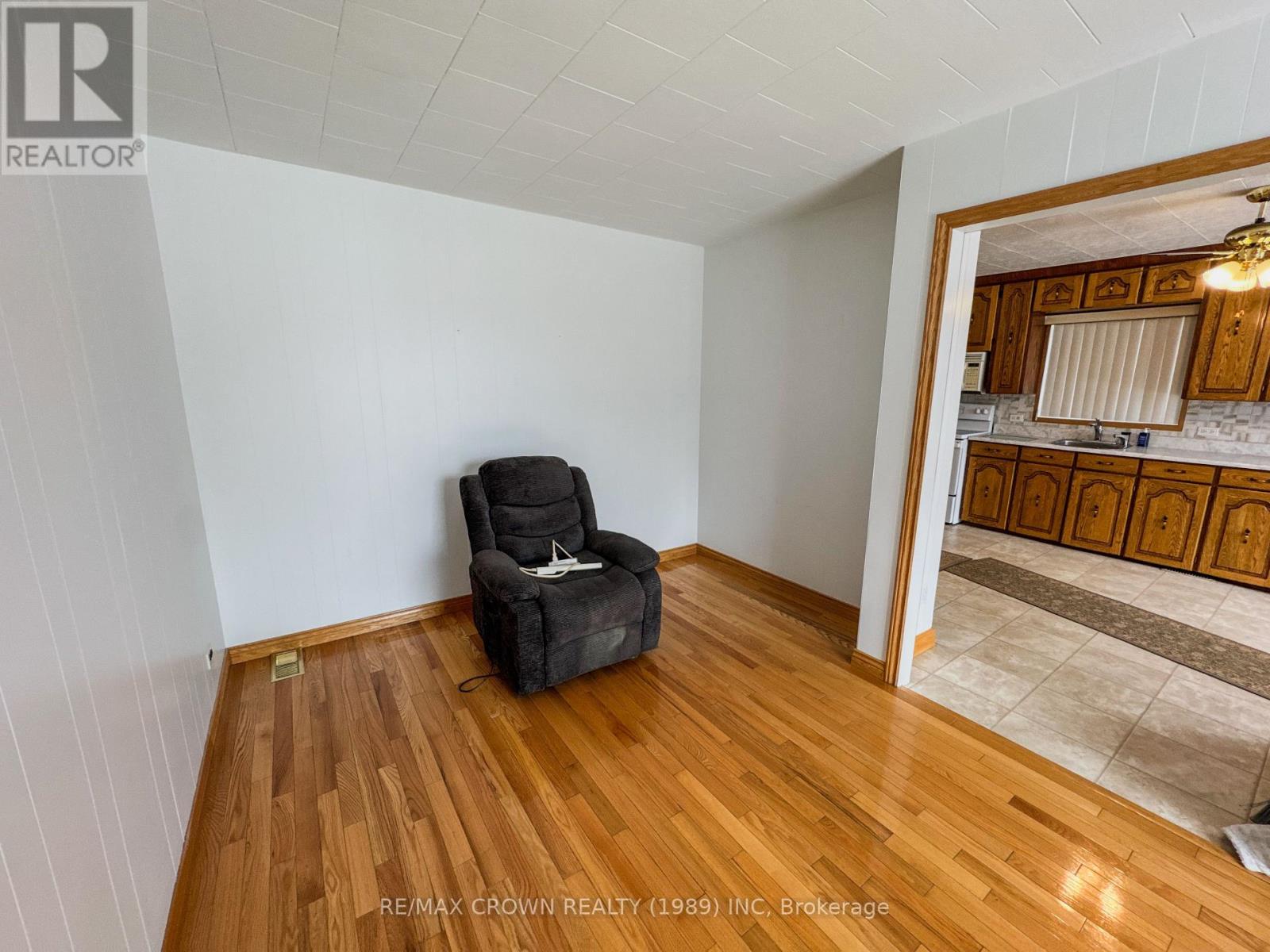Photo 7 of 906 George Street, Hearst ON