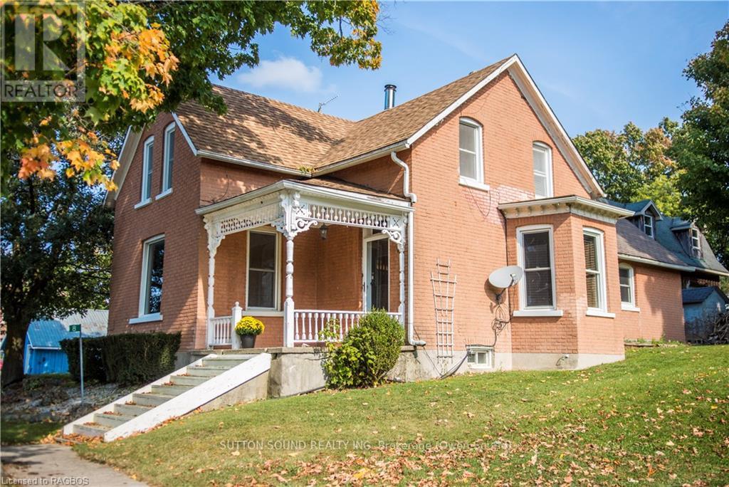 8 ELIZABETH DRIVE - 1