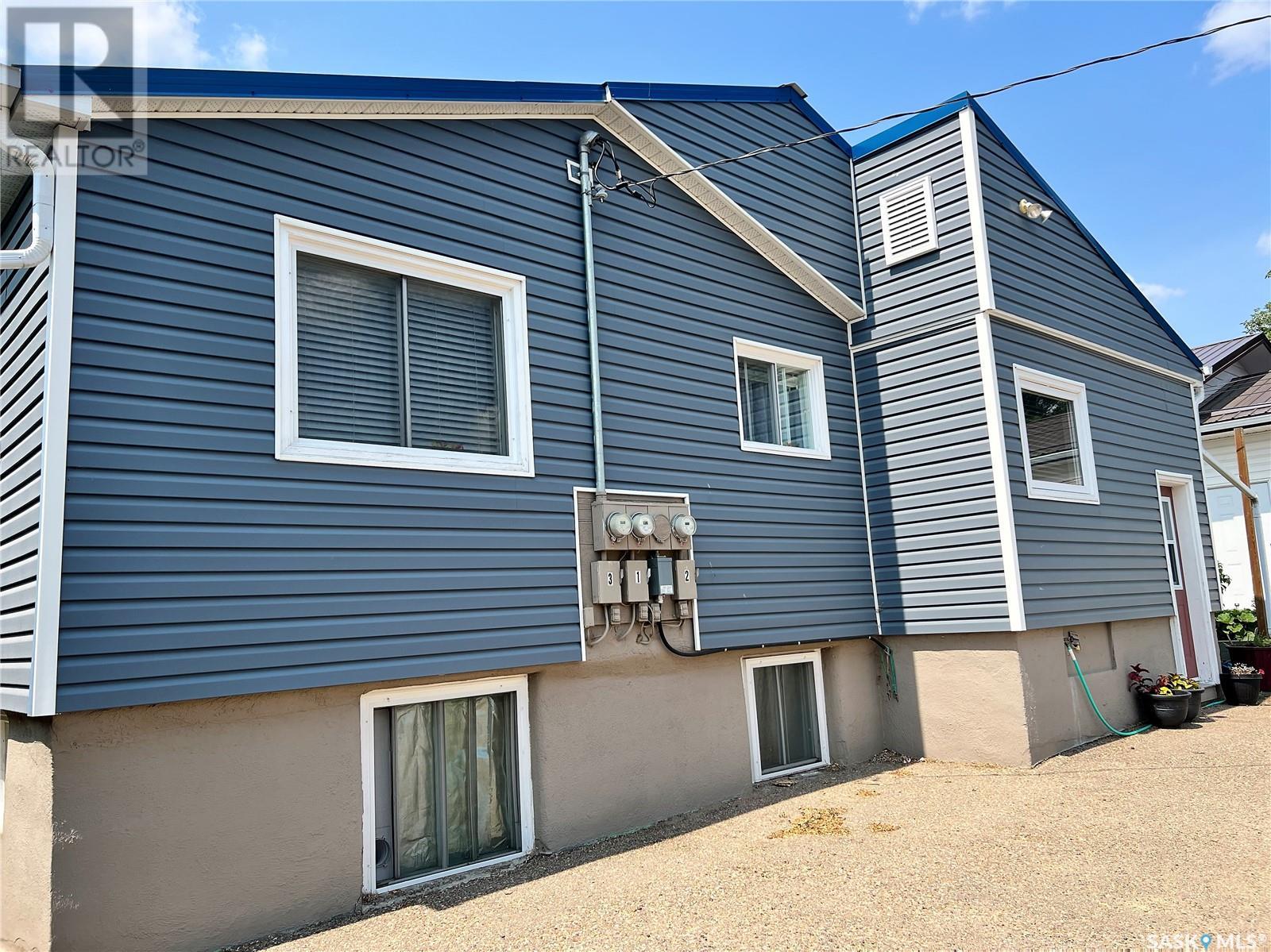 Single Family House Raised bungalow for Sale in  th AVENUE NW Swift Current 