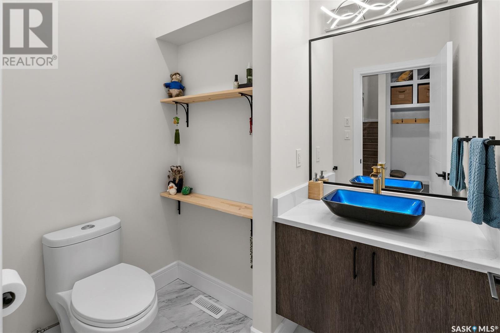 Photo 3 of 407 Kenaschuk Crescent, Saskatoon SK