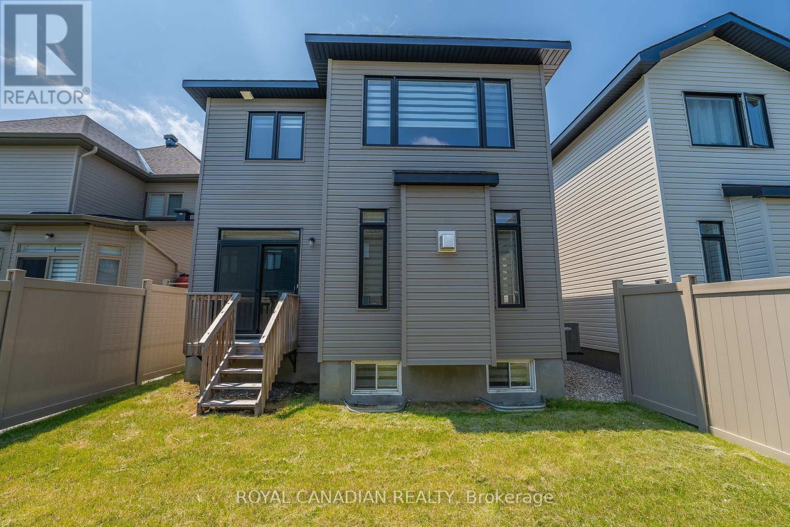 Photo 3 of 92 Big Dipper Street, Ottawa ON
