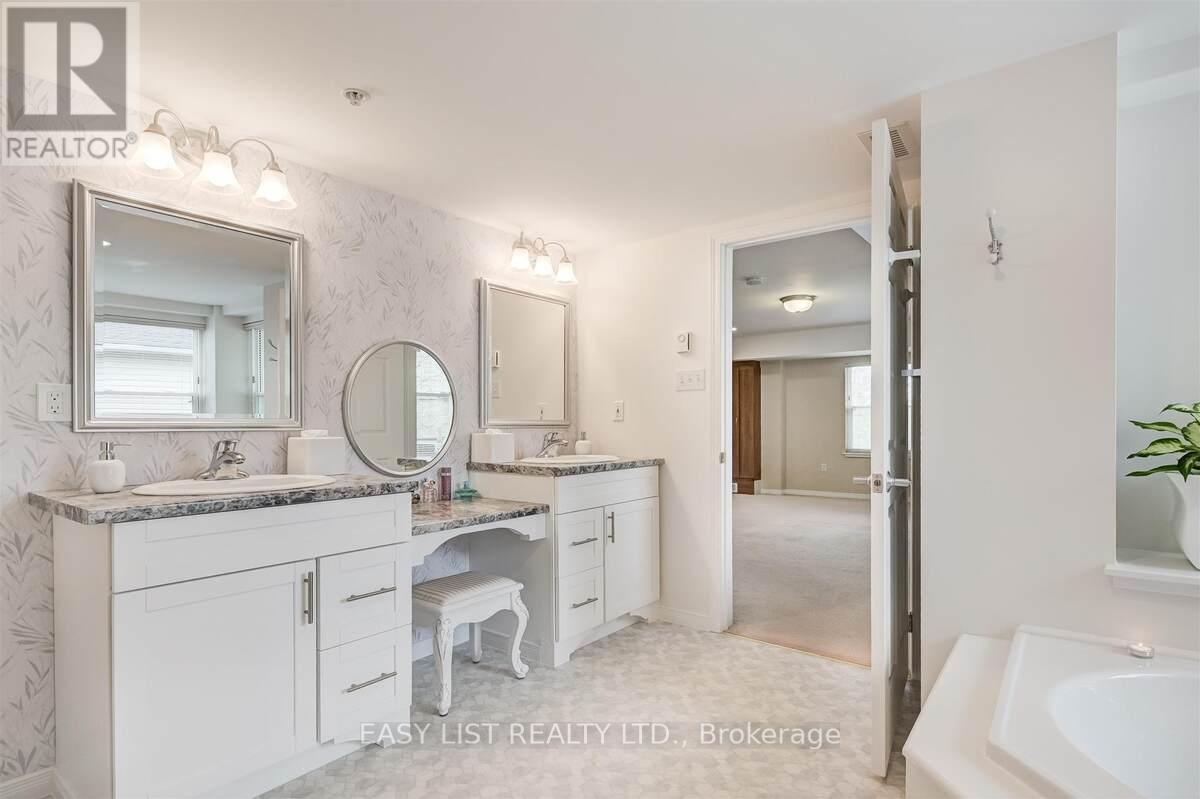 #311 8 HURON STREET - 27