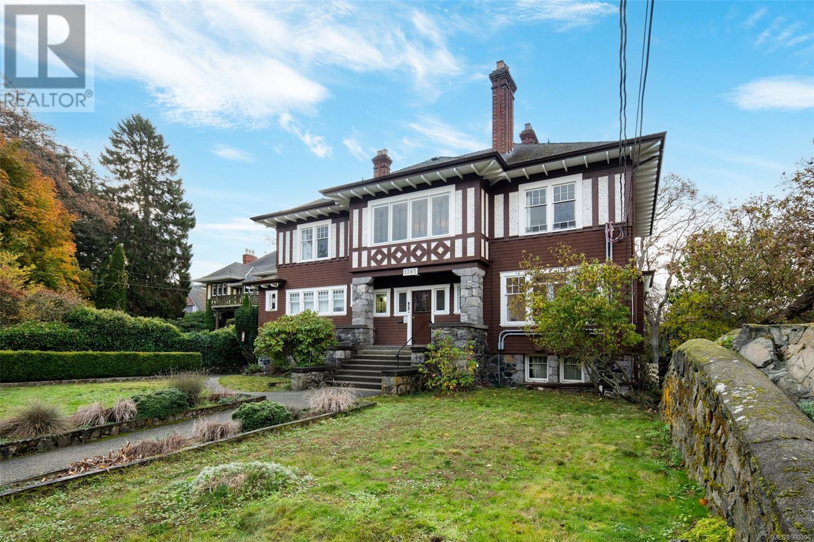 Multi-family House for Sale in  Rockland Ave Victoria 