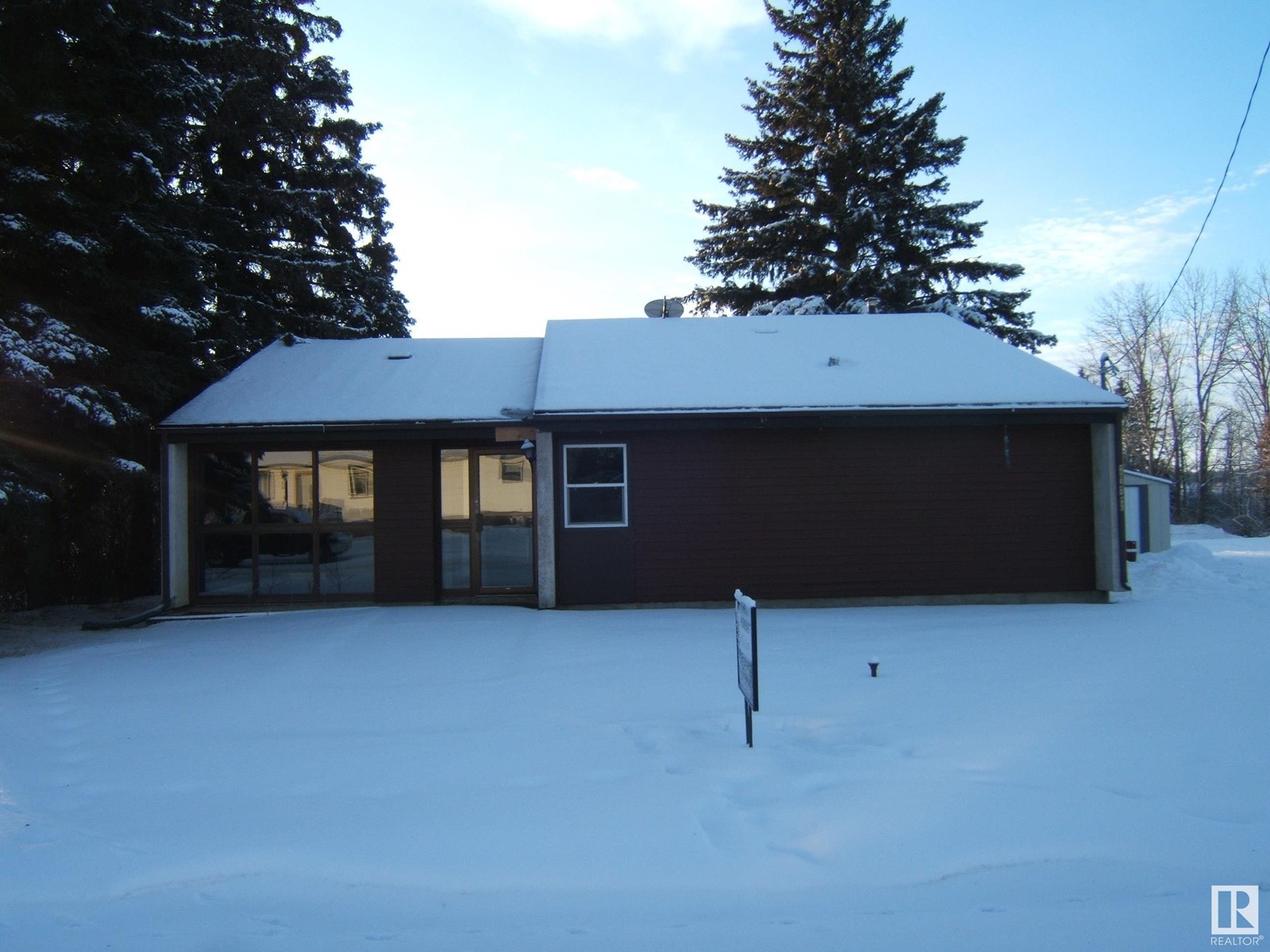 Photo 56 of 4901 47 Av, Myrnam AB