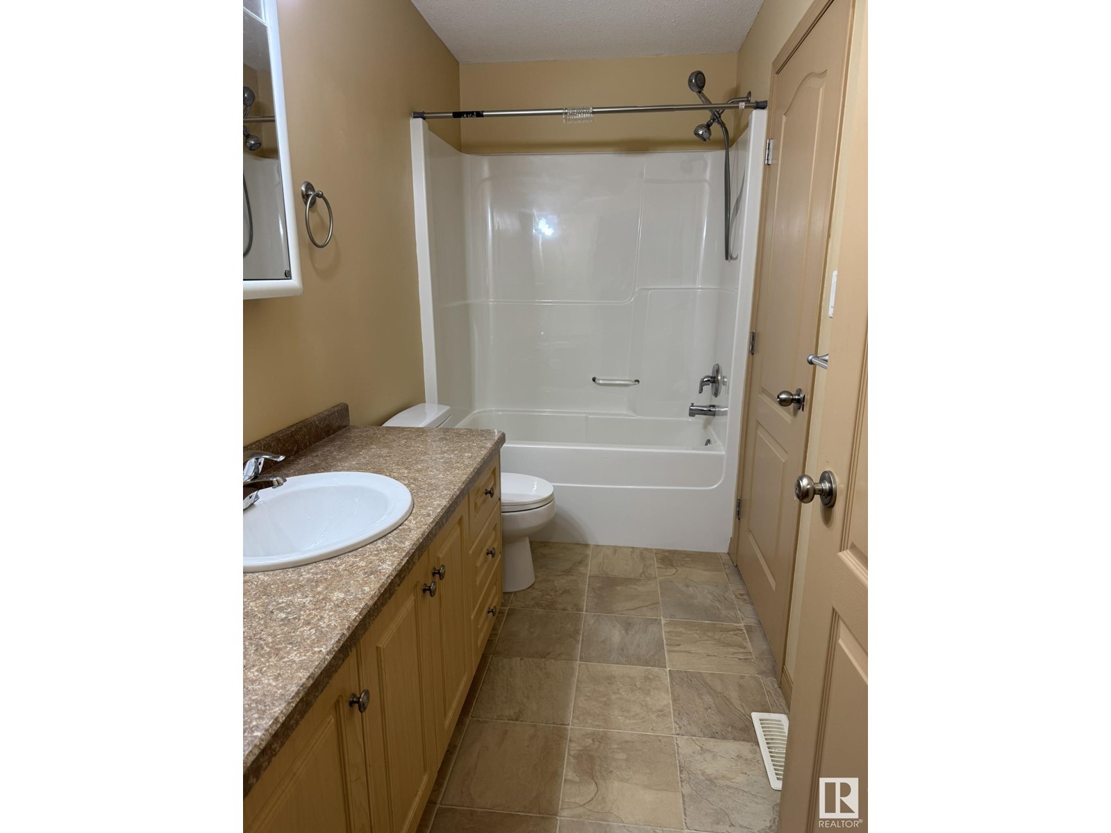 #A&B 6404 -47 ST - 7
