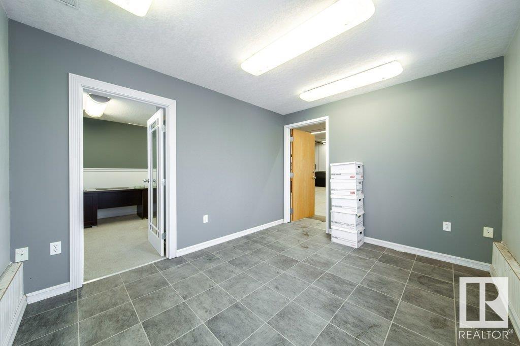 Photo 8 of 22904 110 Av Nw, Edmonton AB