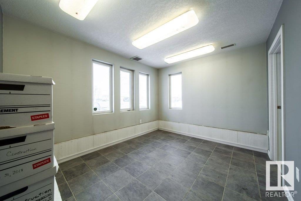 Photo 6 of 22904 110 Av Nw, Edmonton AB