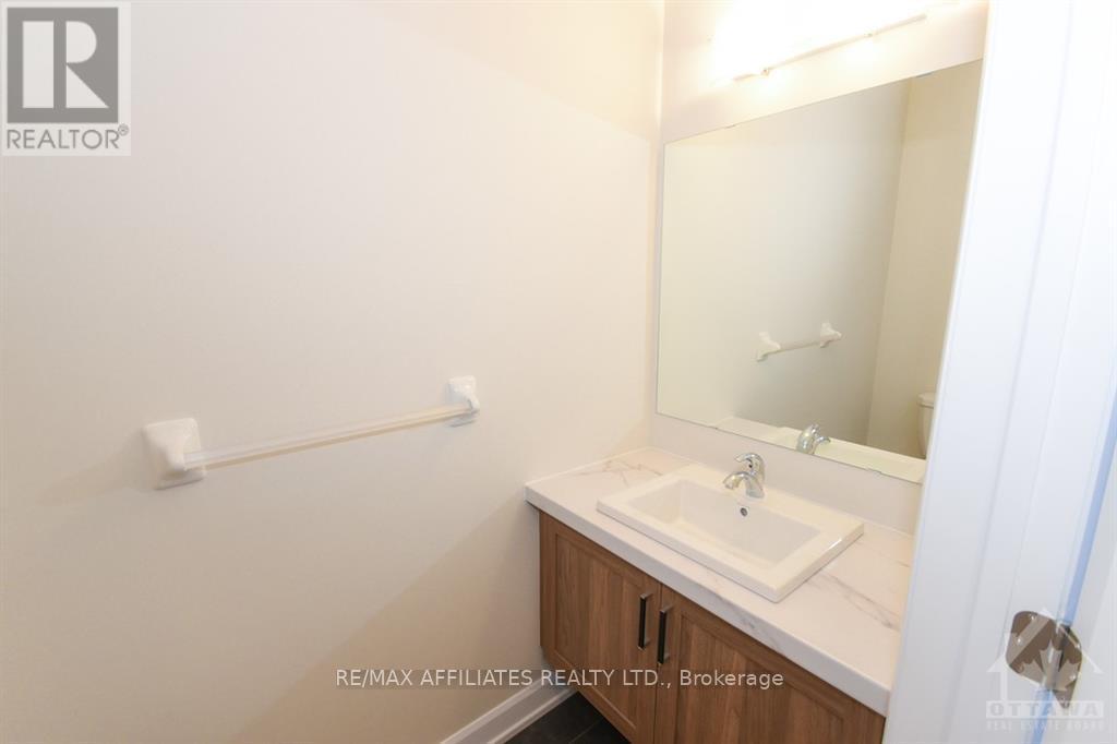 Photo 3 of 444 Aurora Street, Russell ON