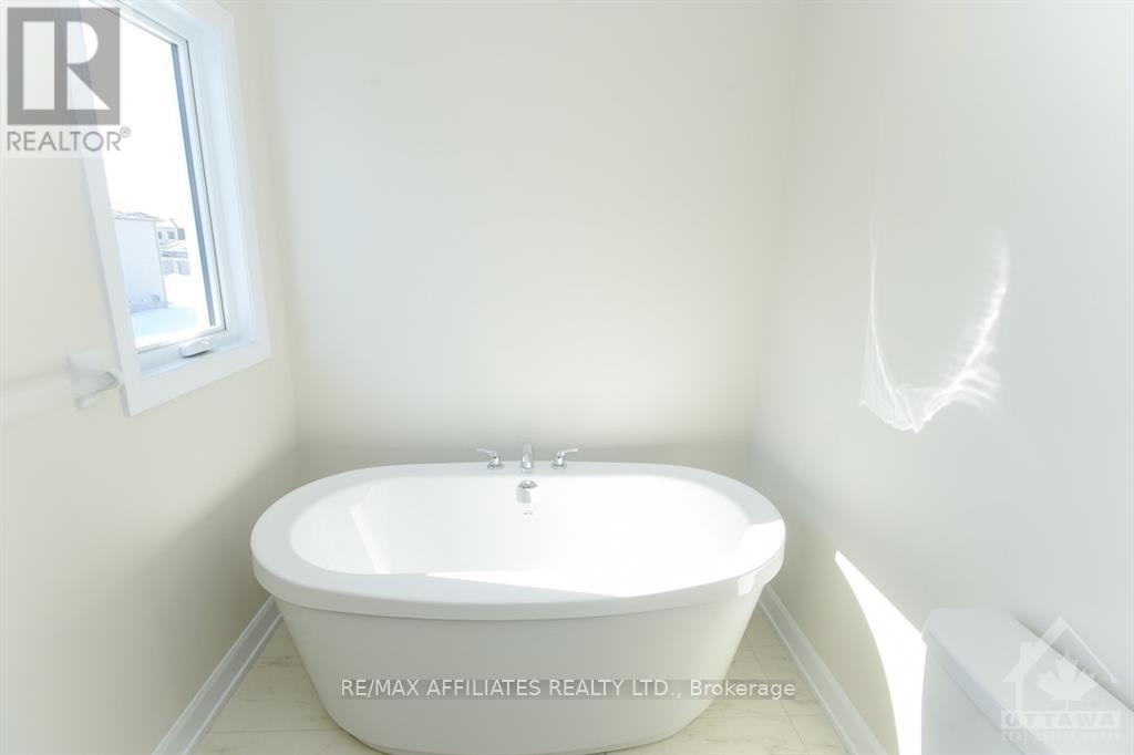 Photo 12 of 444 Aurora Street, Russell ON