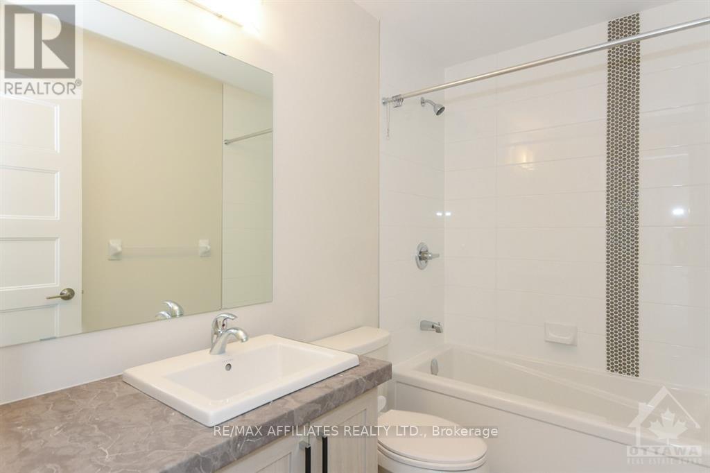 Photo 10 of 444 Aurora Street, Russell ON
