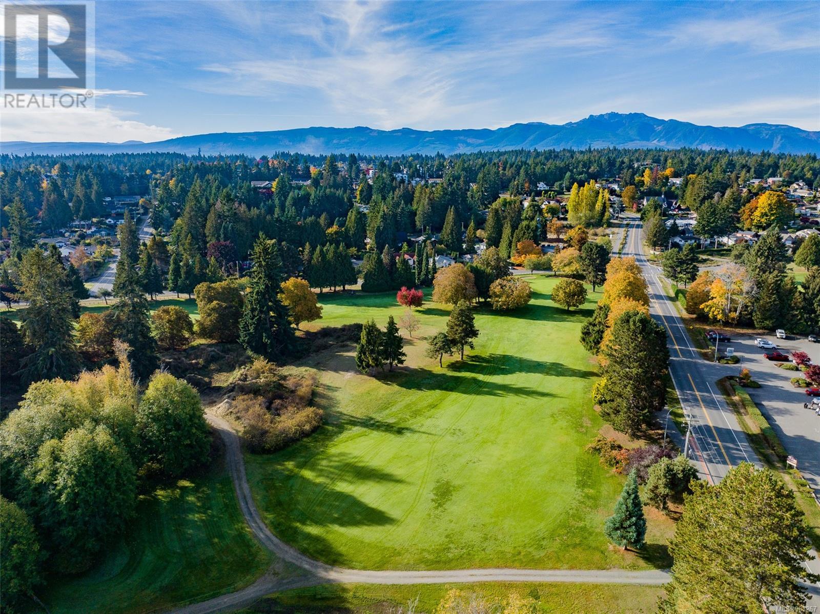 Photo 7 of 441 Memorial Ave, Qualicum Beach BC