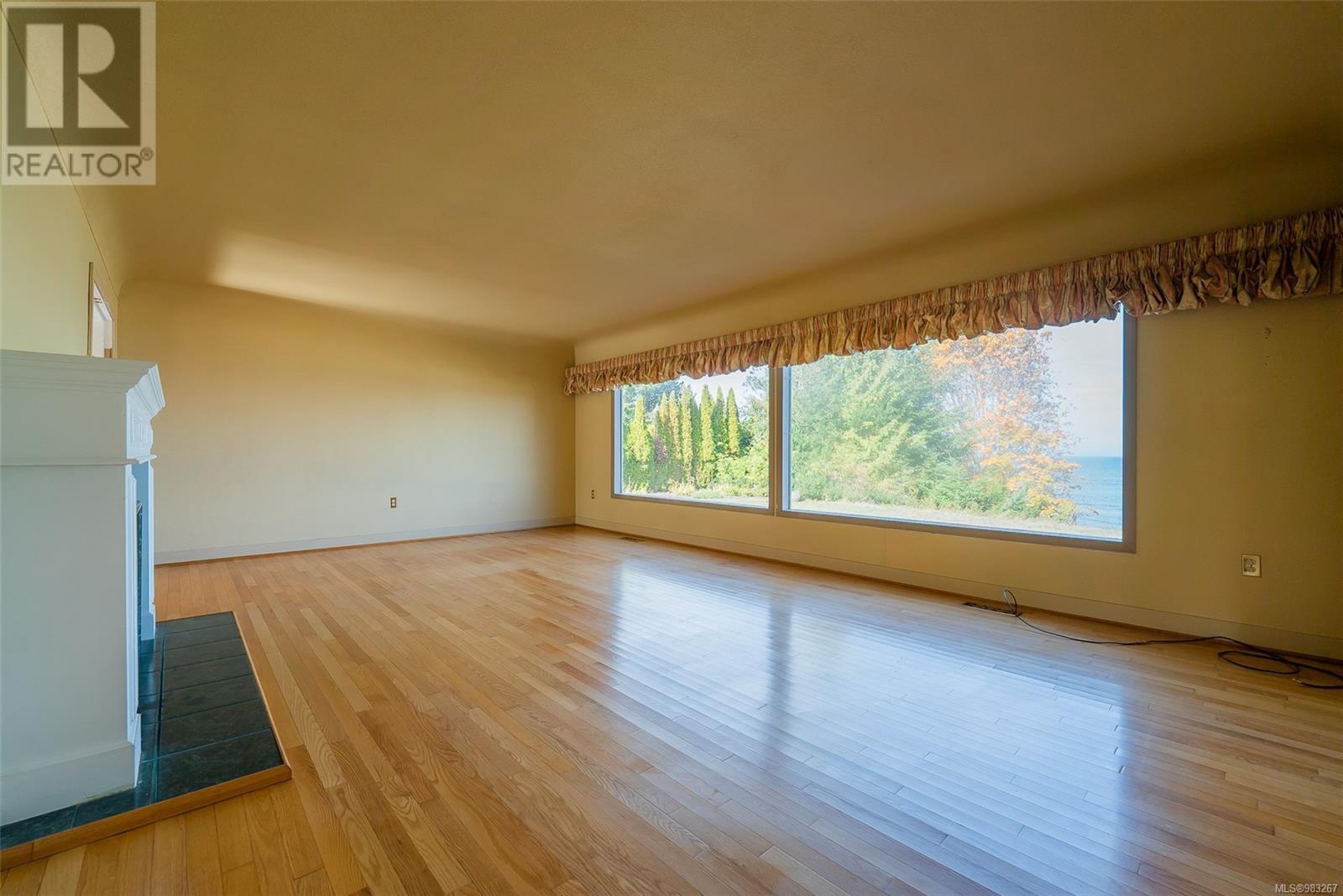 Photo 2 of 441 Memorial Ave, Qualicum Beach BC