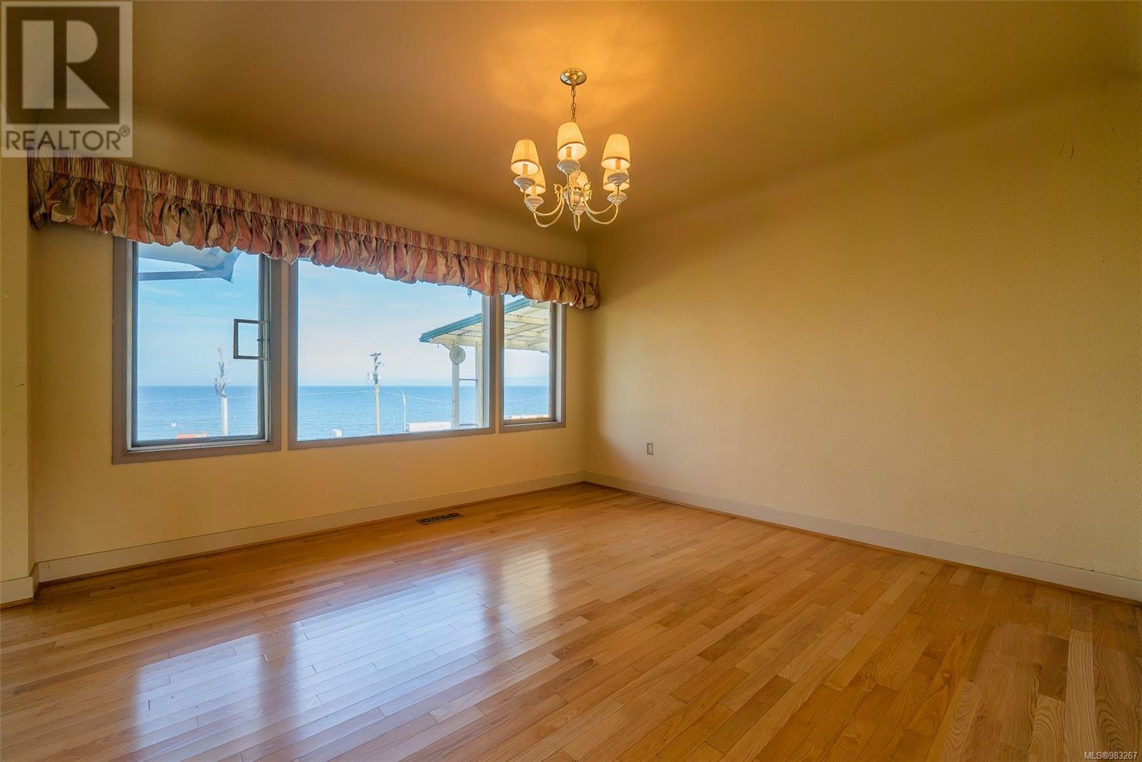 Photo 34 of 441 Memorial Ave, Qualicum Beach BC